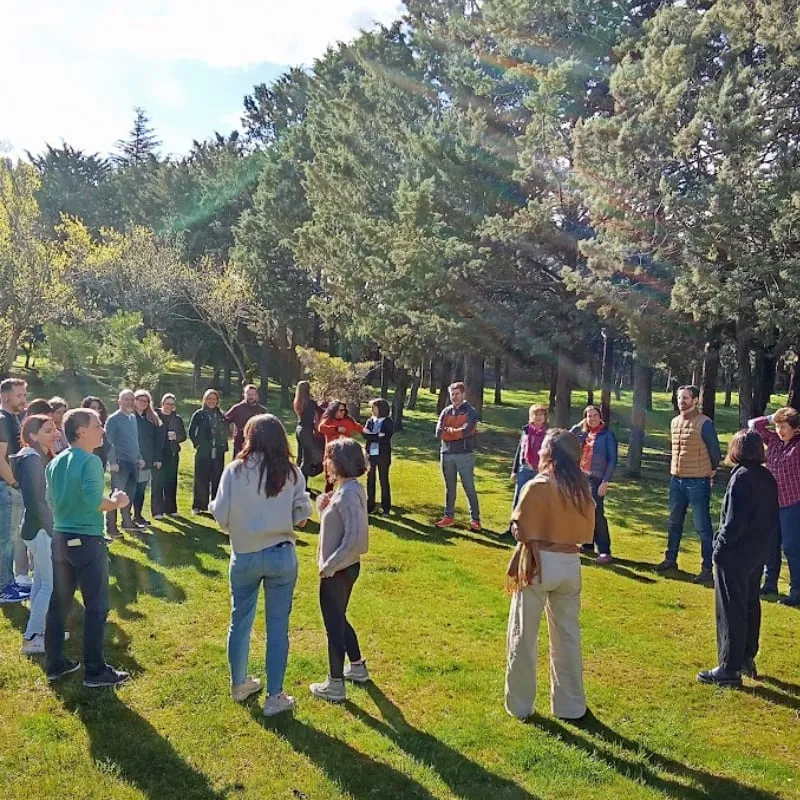 Personas de la comunidad Greatitute reunidas al aire libre