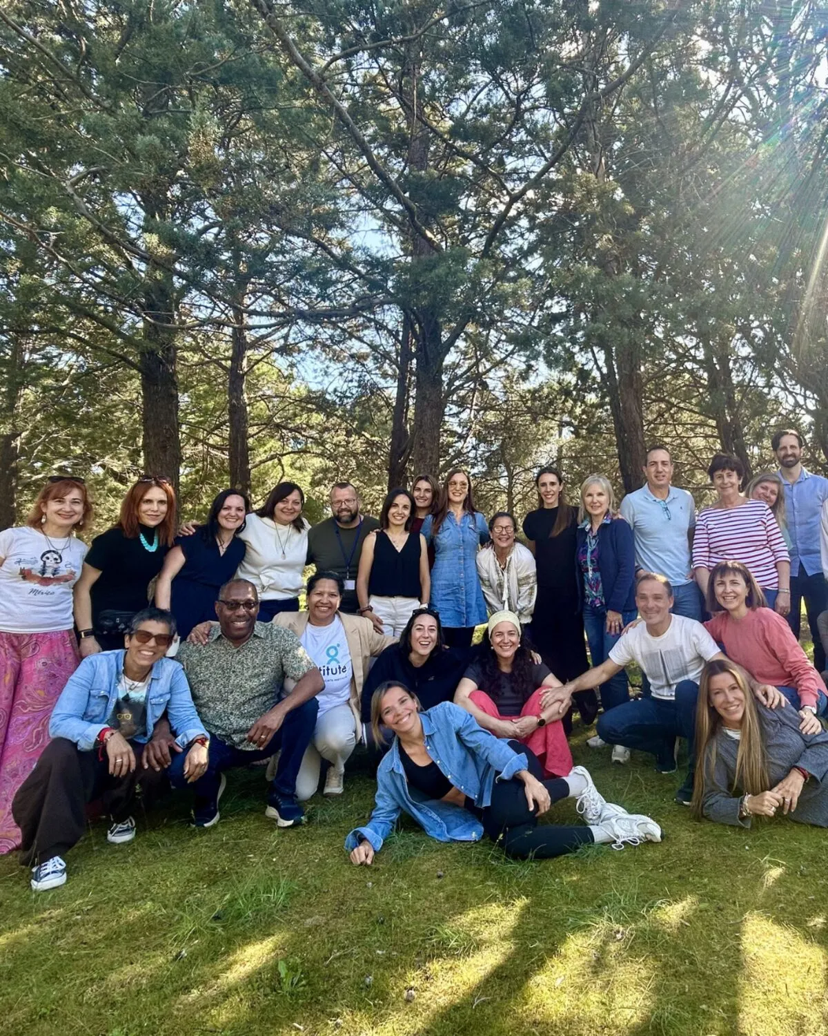 Grupo del Encuentro Greatitute posando juntos en el pinar de Santa María de los Negrales