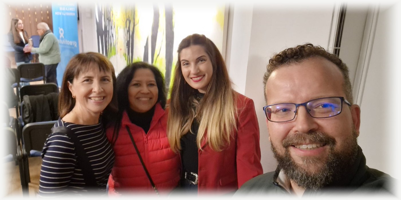 Comunidad de coaches de Greatitute reunida en un evento presencial