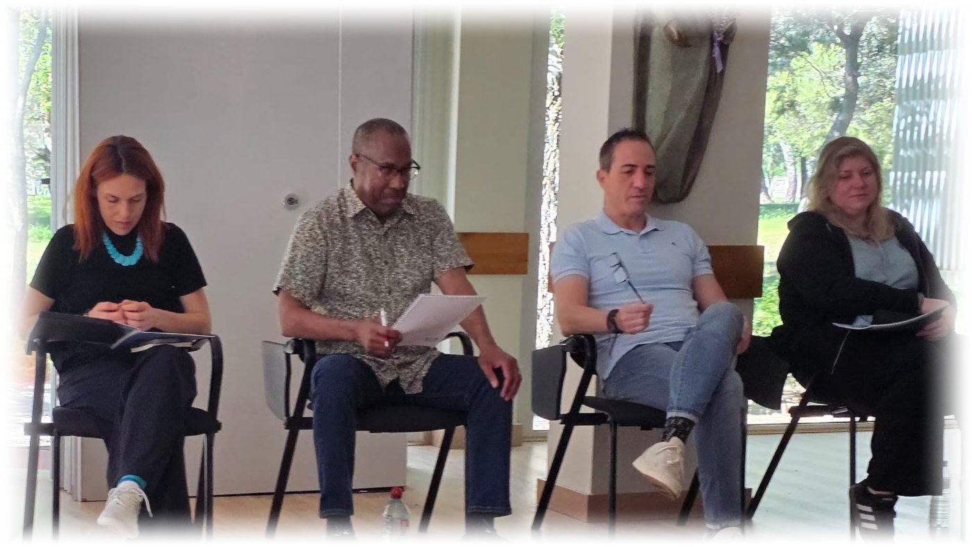 Grupo de coaches practicando observación y feedback en círculo