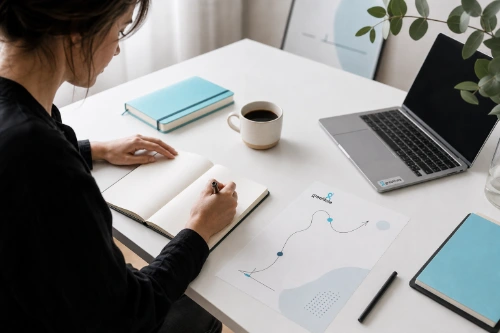 Persona revisando el camino para conseguir una certificación ICF en coaching profesional